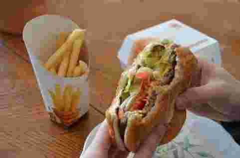 食べかけのハンバーガーとポテト