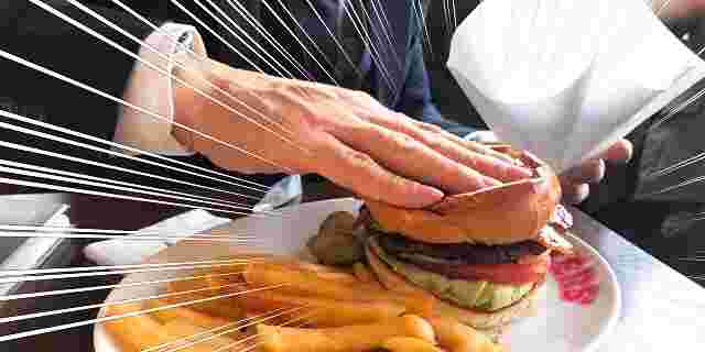ハンバーガーを潰している様子