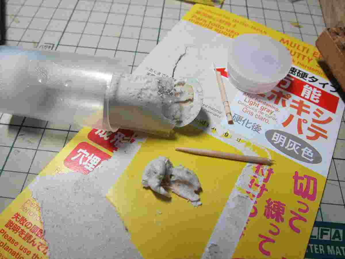 エポキシパテを実際に使用して作業している
