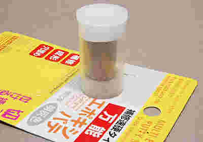 パッケージから外された商品がテーブルに置かれている