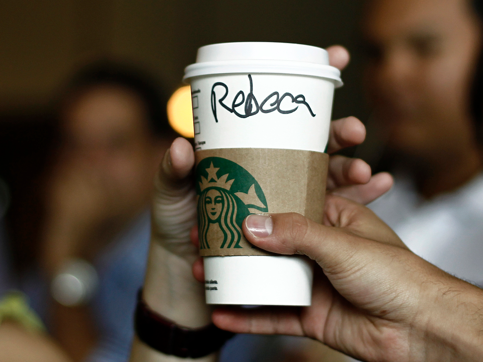 スタバのドリンクを渡す人