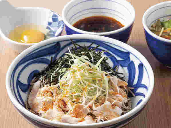 肉そばと生卵とつけ汁