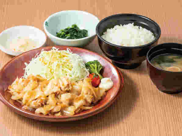 生姜焼きとご飯、味噌汁、小鉢
