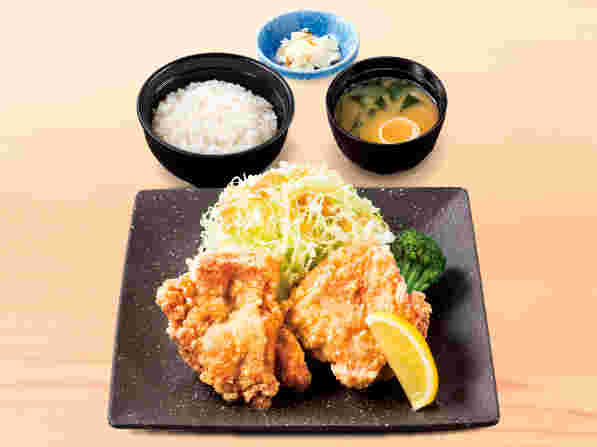 大きな唐揚げとご飯味噌汁、小鉢