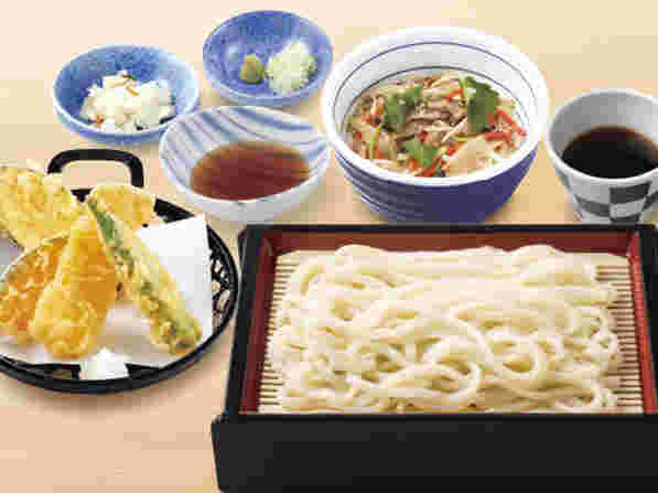 ざるうどんと天ぷらと炊き込みご飯