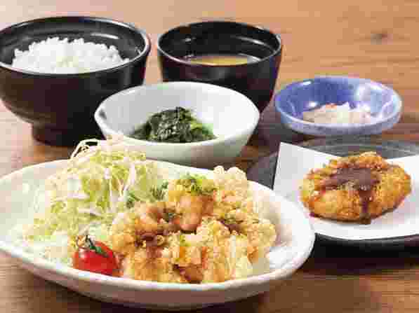 日替わりランチの唐揚げとコロッケと小鉢とご飯味噌汁