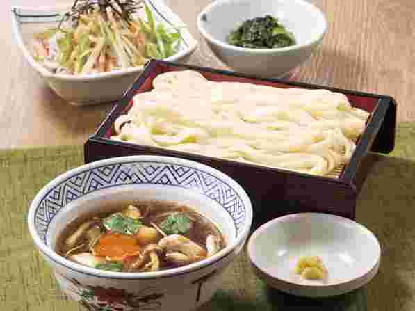 うどんとつけ汁とサラダ、小鉢