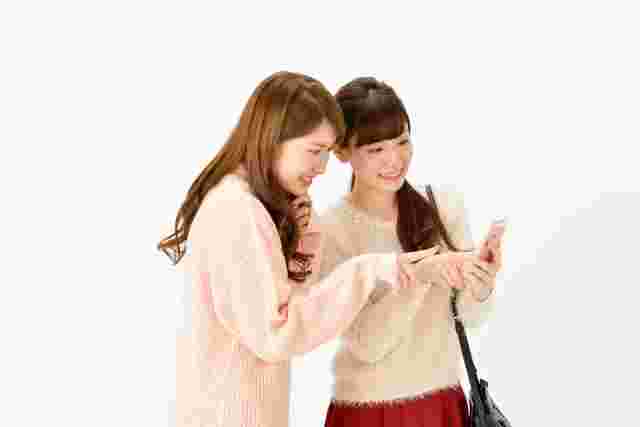 スマホを見る女性二人