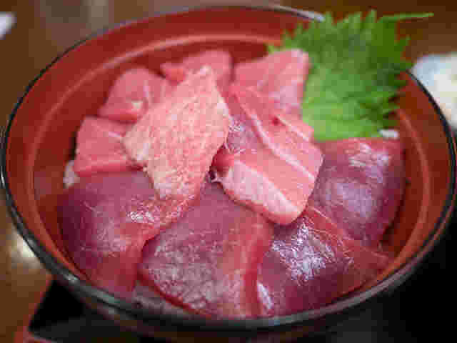 中トロと赤身のマグロ丼