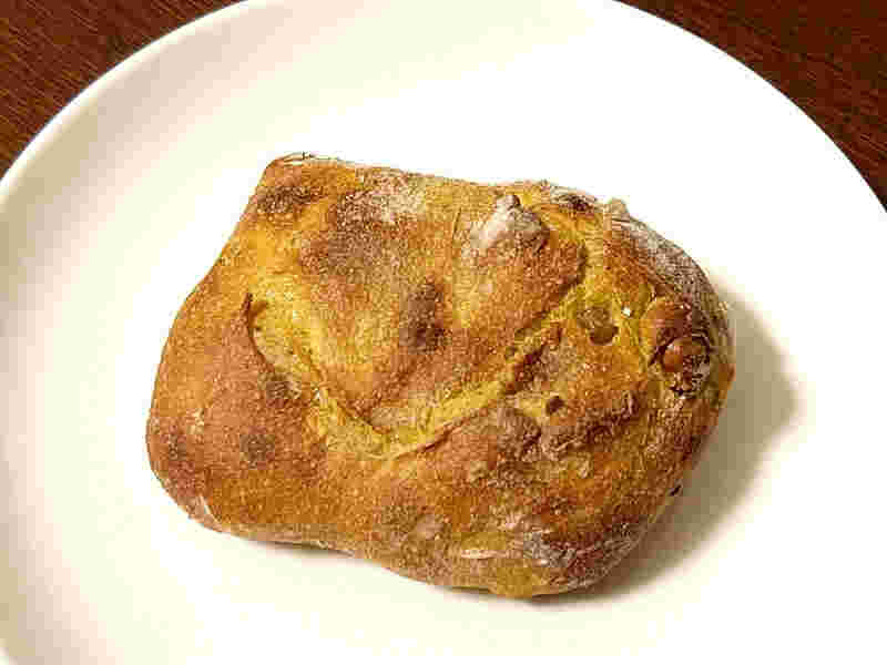 かぼちゃの種とカボチャが混ぜ込んであるリュスティックがひとつ。