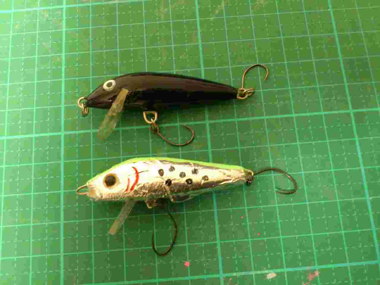 作業台の上に置かれた魚の形をしたルアー