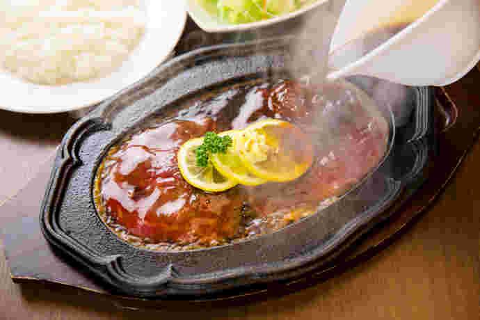 レモンステーキソースをかけている様子