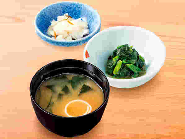 味噌汁と小鉢とおしんこ