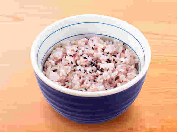 茶碗に盛られた雑穀米