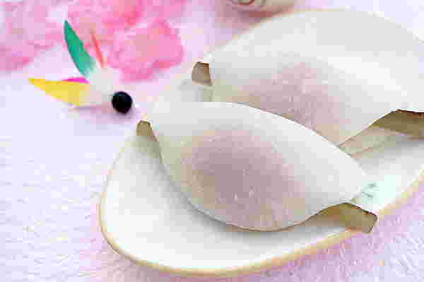 ほんのりとあんのピンクが透けている花びら餅