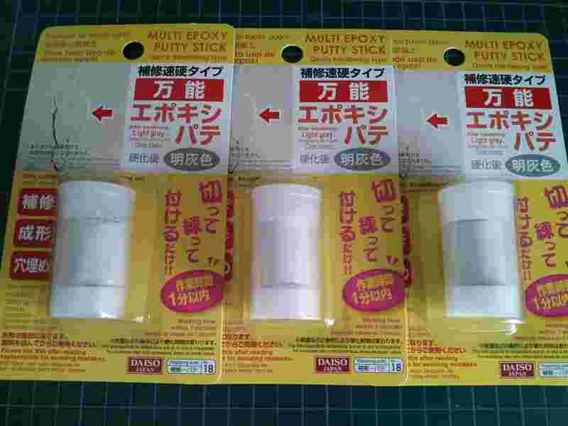 作業台の上に並べられた商品