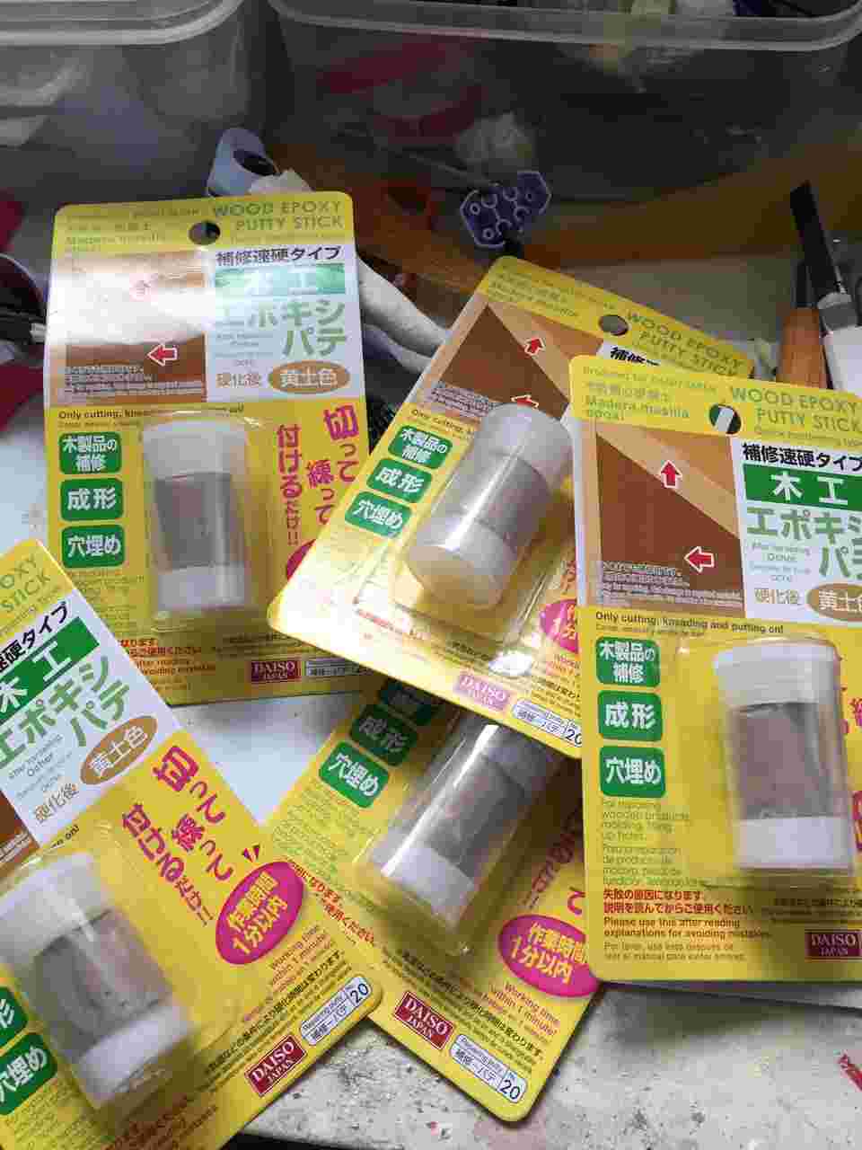 作業台に散りばめられた商品の山