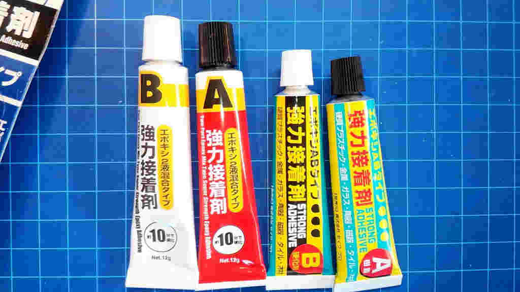 作業台に並べられたチューブ入りの接着剤
