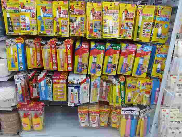 商品棚に並べられた接着材の商品