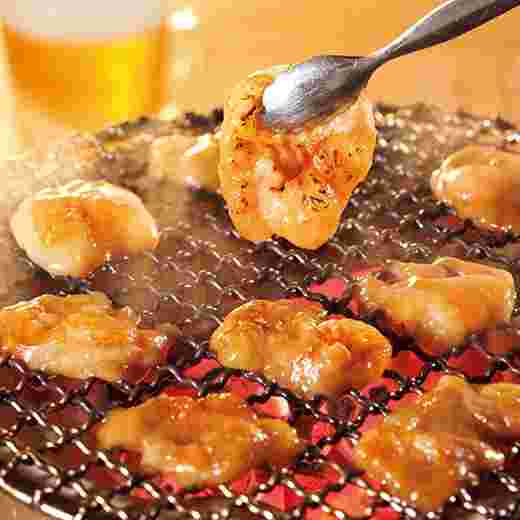 網でコプチャンを焼いている様子
