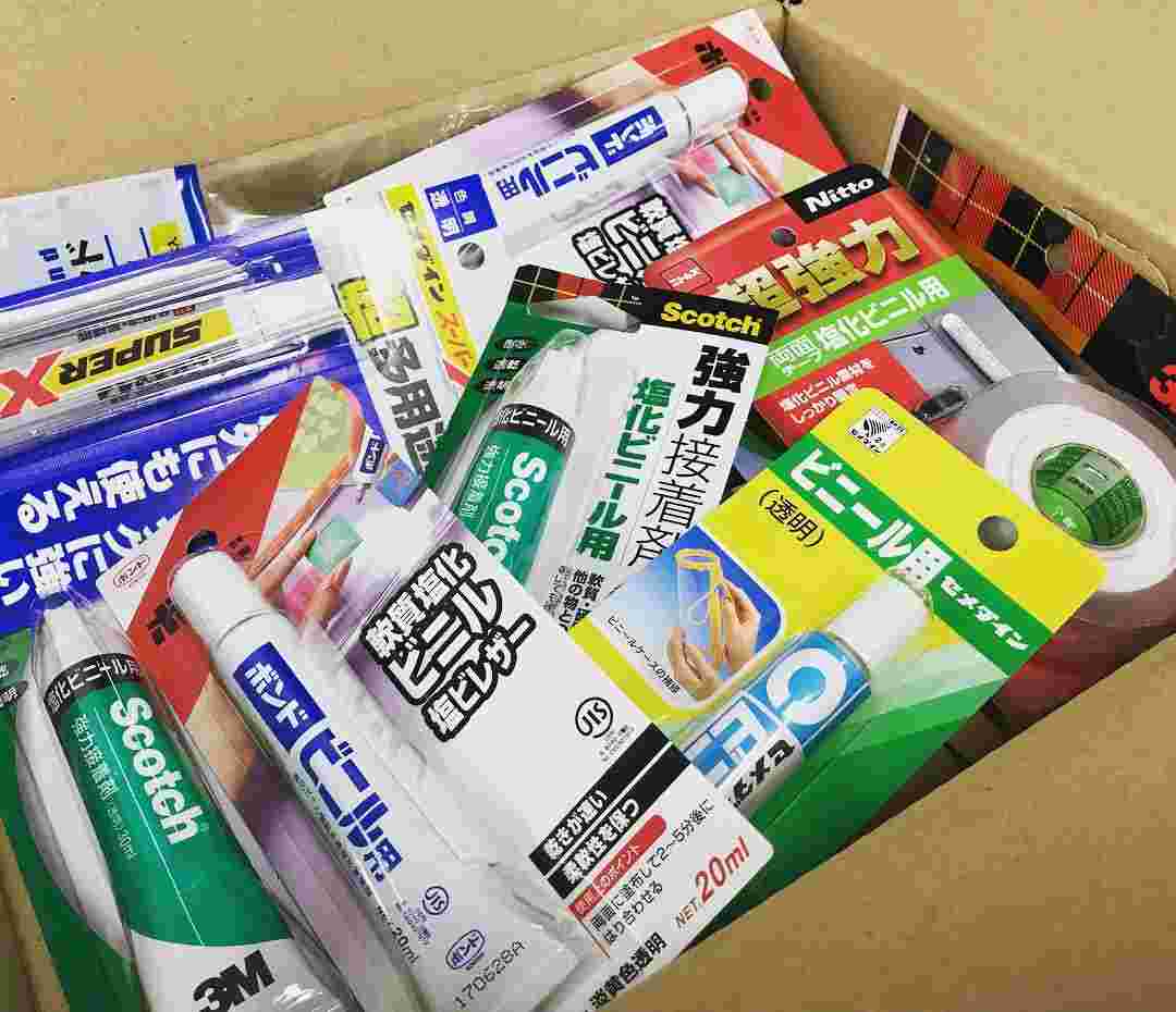 段ボールに入ったたくさんの接着剤