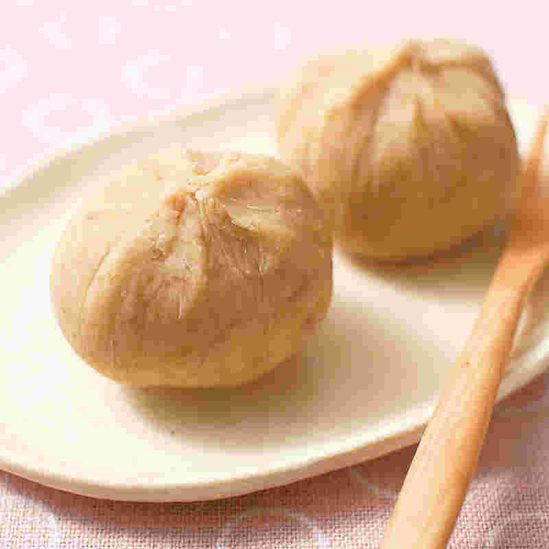成形されてお皿に盛られた栗きんとん