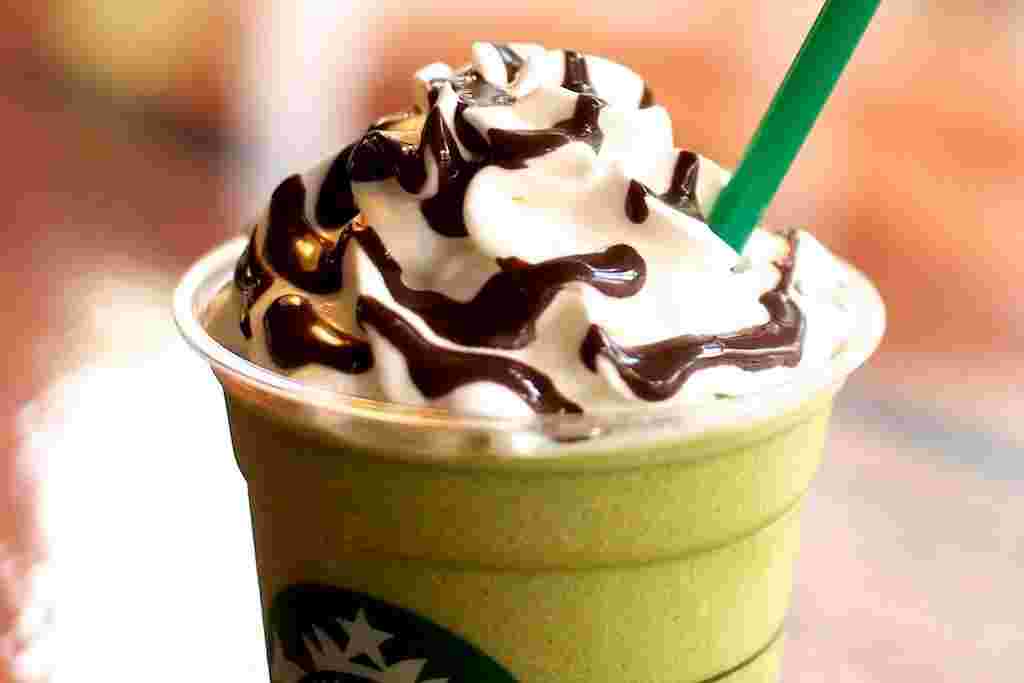 フラペチーノにチョコソースがかかっている