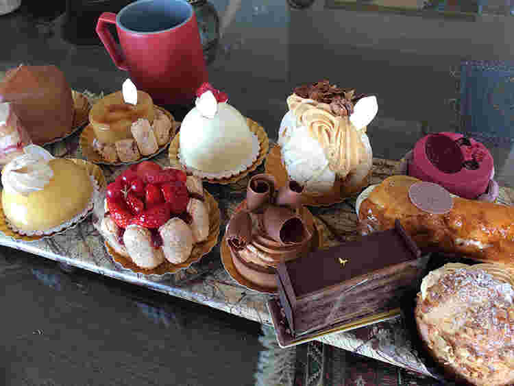 プレートに並べられた沢山のエーグルドゥースのケーキ達