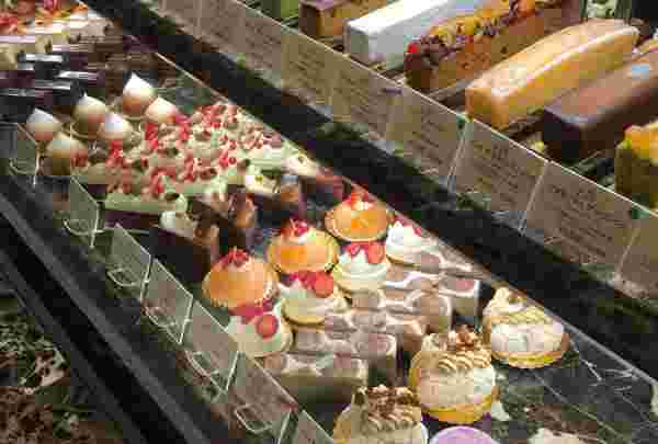 ショーケースに並んだエーグルドゥースのケーキ類