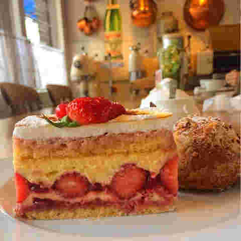 エーグルドゥースのフレジェのケーキとシュークリーム