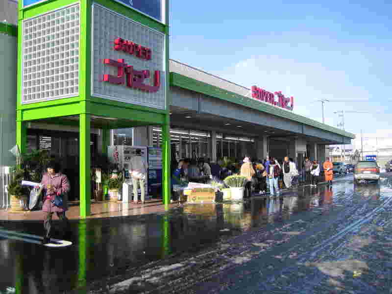 店にたくさんの人が買い物に来ている風景