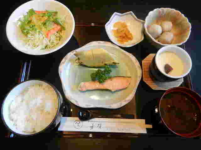 栄養バランスの取れた芳賀の朝定食モーニング