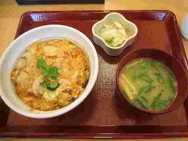 なか卯の親子丼と味噌汁