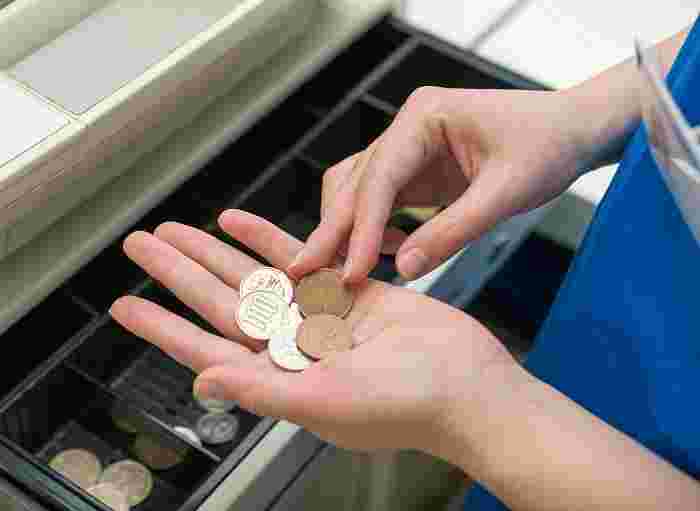 レジで現金を確認する手