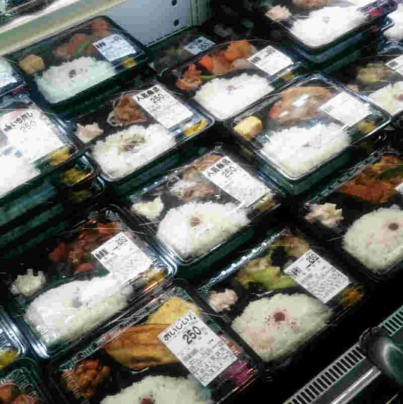 店の棚に商品が山積みに置いてある模様。