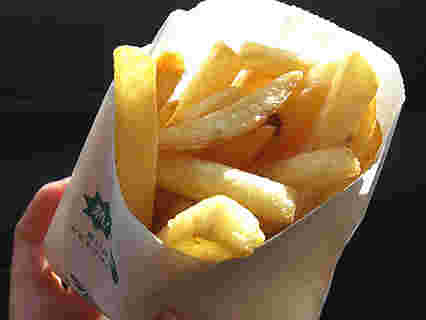 左手で持ったポテトLセット