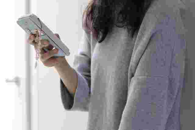 スマホを触る女性