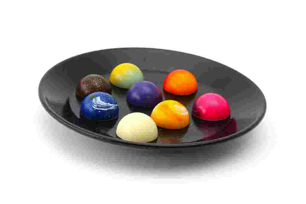 お皿に乗ったフーシェの惑星チョコ各種