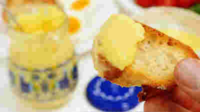 卵を味わうマヨネーズをバケッドにつけている