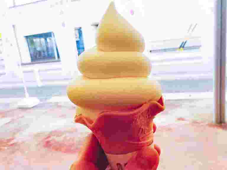 丸いソフトクリームの画像