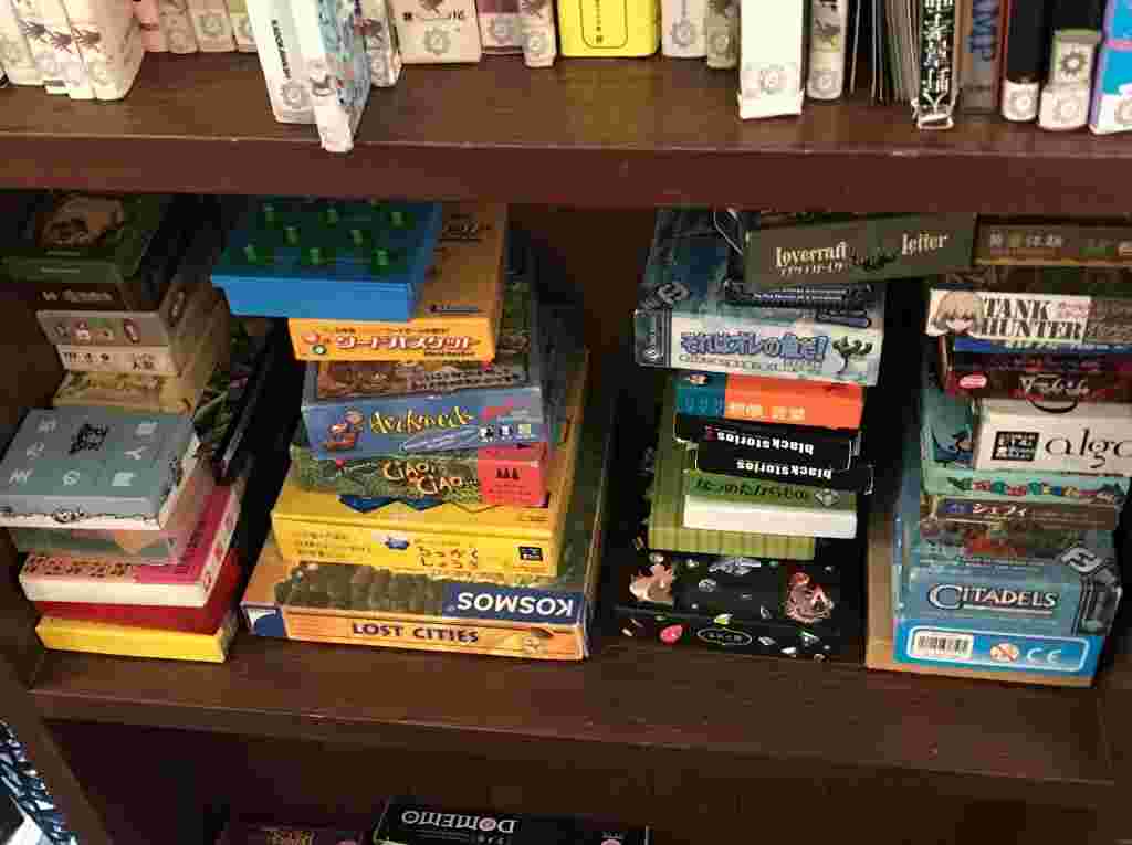 ボードゲームが本棚にたくさん置かれている
