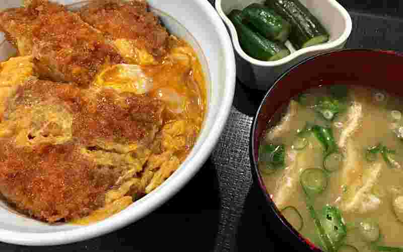 なか卯のカツ丼と味噌汁とお新香のセット