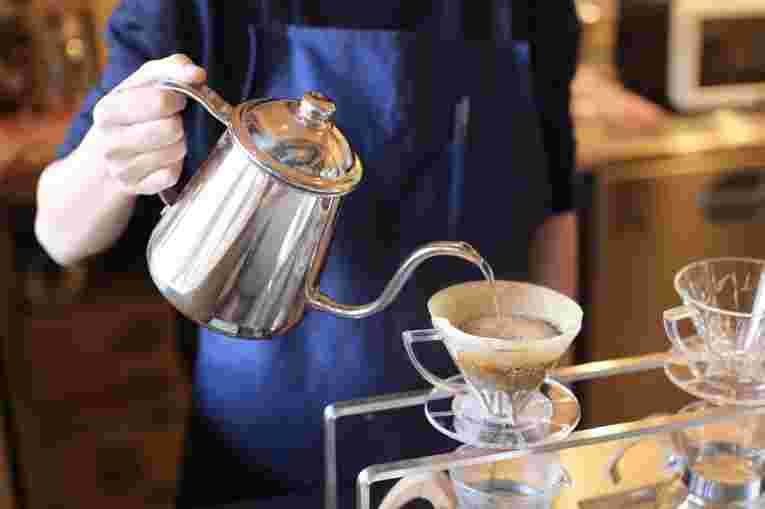 コーヒーを淹れている人