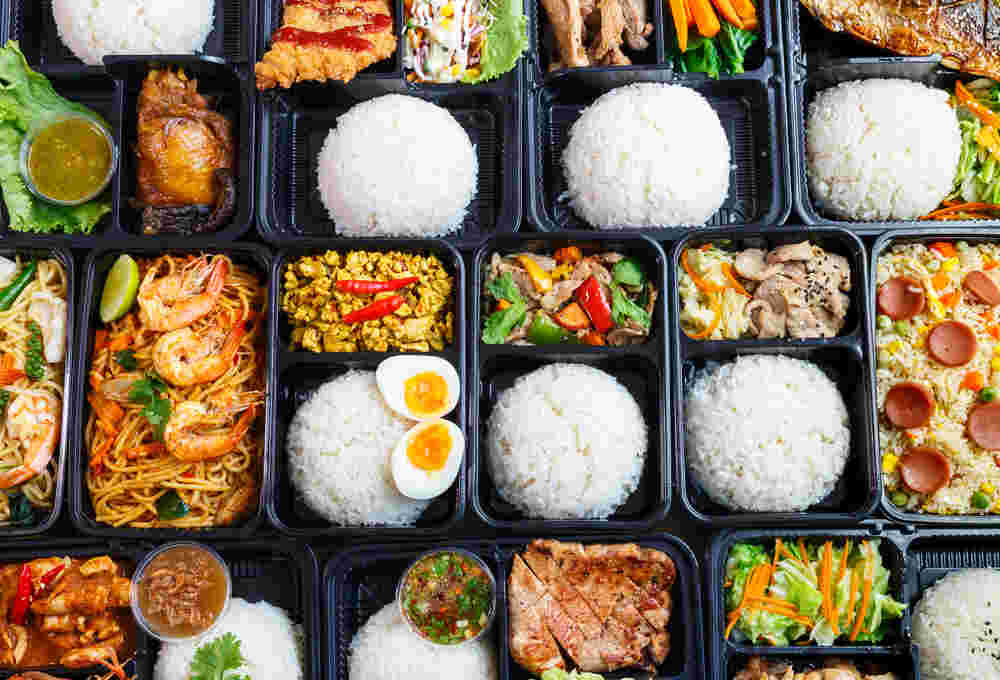 コンビニ弁当がたくさん並んでいる