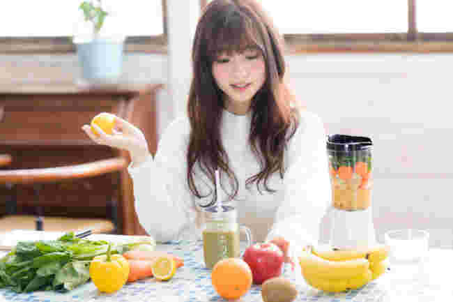 野菜ジュースを作っている様子