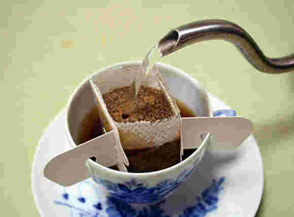 コーヒーを入れている様子
