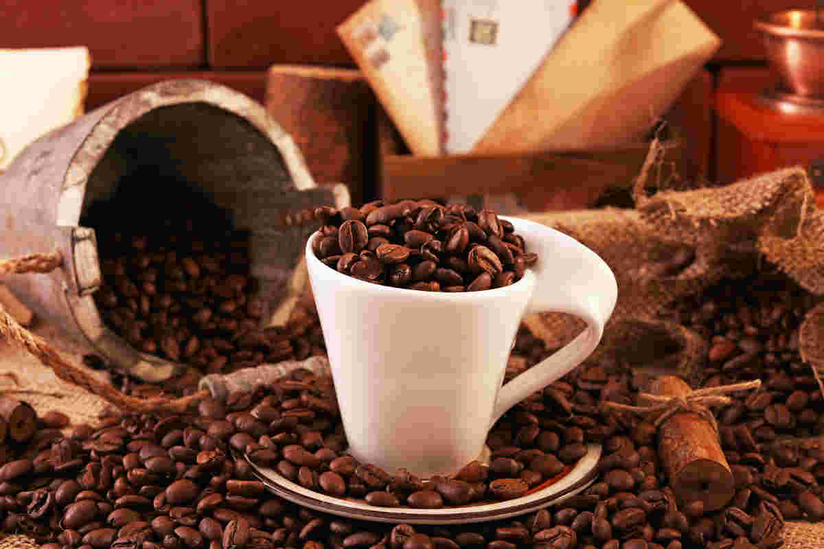 コーヒーカップ一杯のコーヒー豆