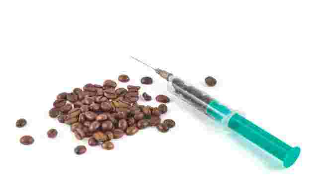 注射器の中にコーヒー豆が入っている