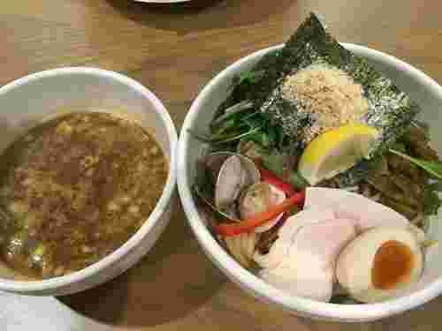 濃厚なスープが魅力の鶏と蛤の濃厚つけ麺の様子
