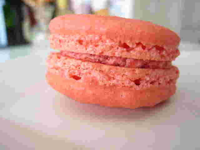 エーグルドゥースのフランボワーズ味のマカロン